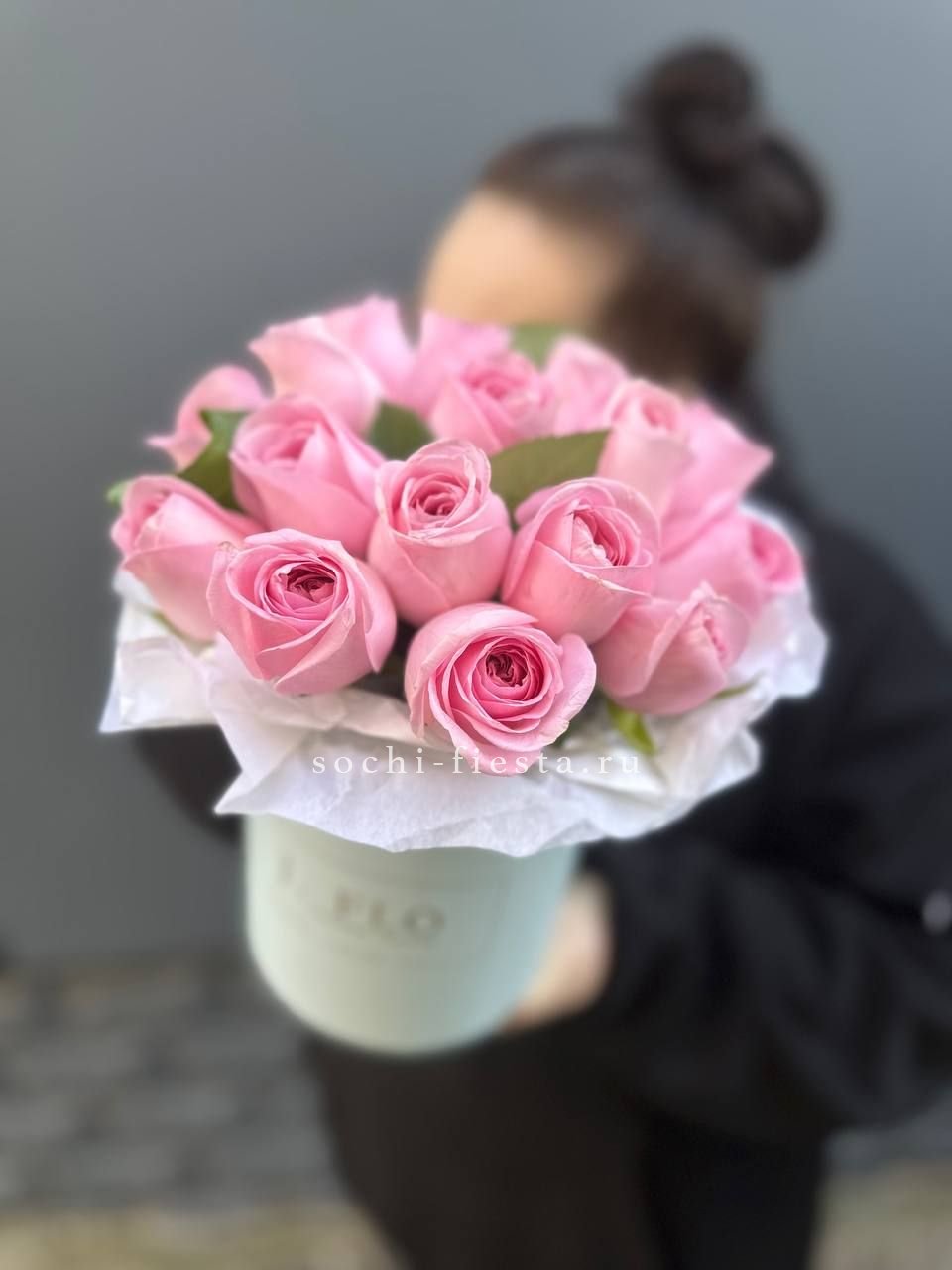 шляпная коробка с розами и хризантемами для студии флористики в Грозные