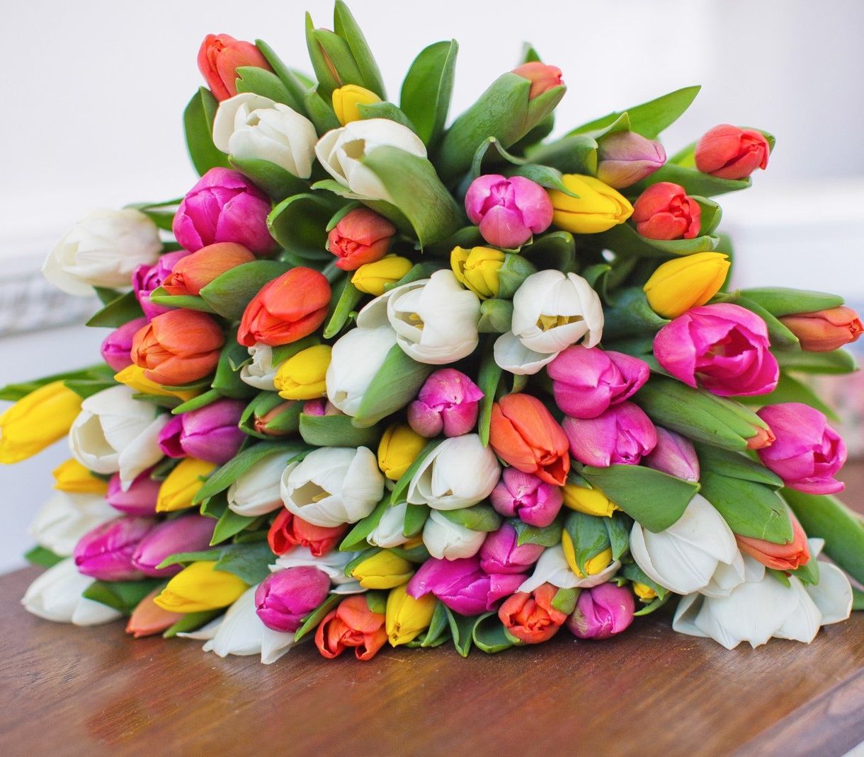 корпоративная композиция с розами и хризантемами для офиса в Грозные