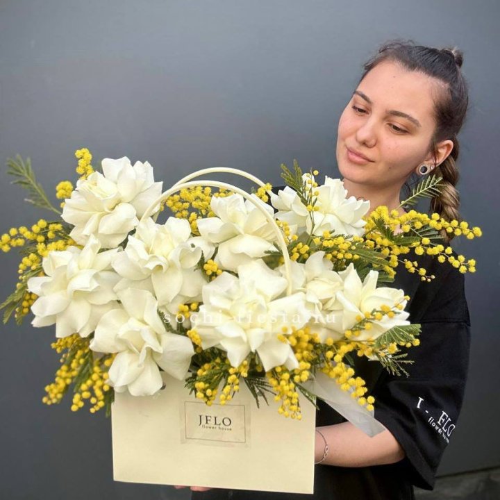 Французские Розы и мимоза  в сумочке  в Грозные