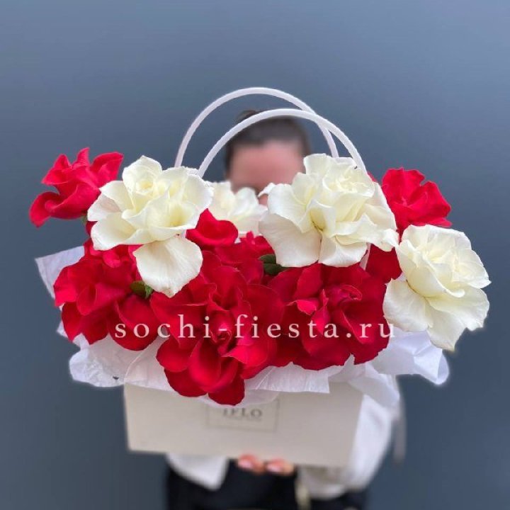 Сумочка  красных и белых роз в Грозные