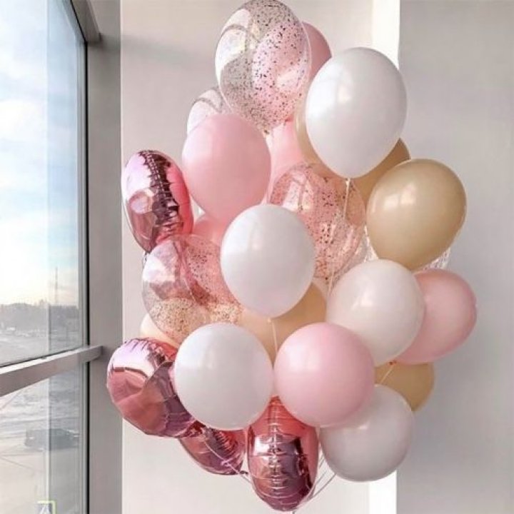 Фонтан шаров розового и белого цветов в Грозные