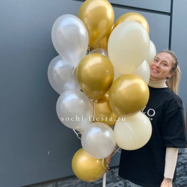 Облако шаров из белого и золотого оттенков в Грозные