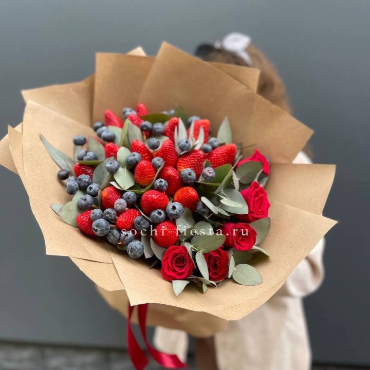 Клубника и голубика с цветами в Грозные