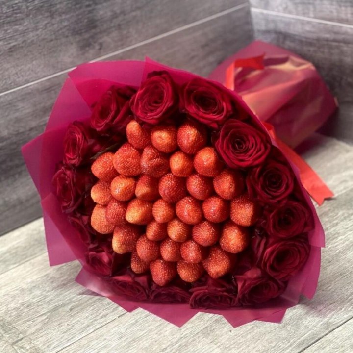 Клубничный букет с розами в Грозные