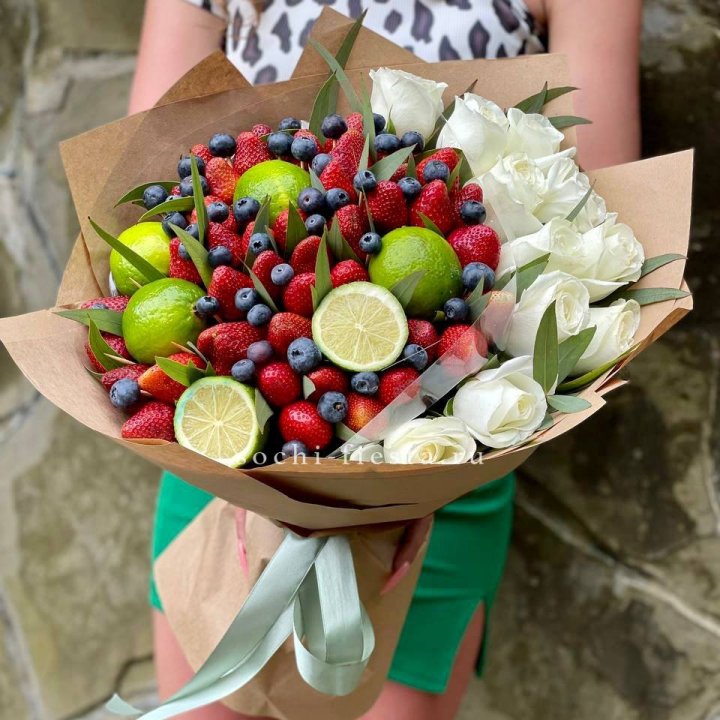 Ягодно-цитрусовый букет с розами в Грозные
