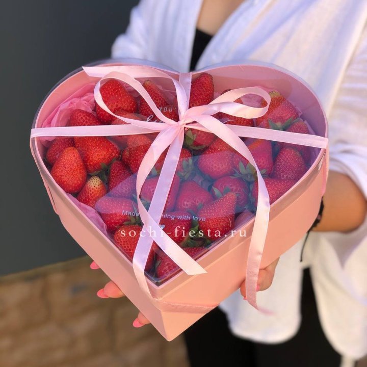 Коробочка сердце  с клубникой в Грозные