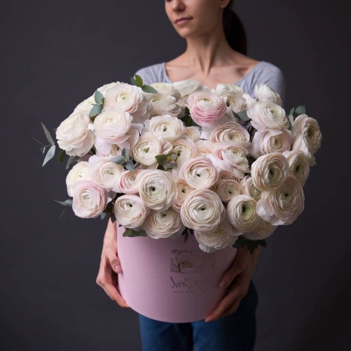 Бокс с ранункулюсами в Грозные