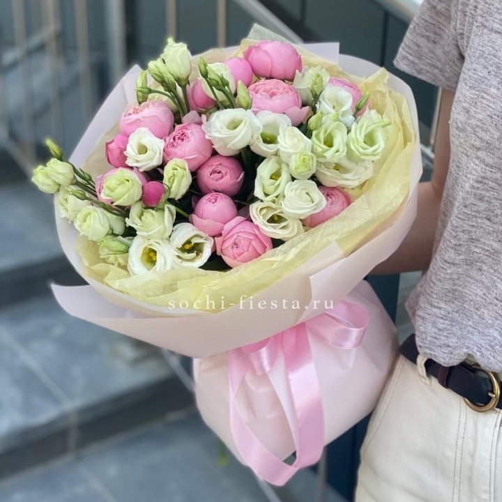 Букет кустовых роз с эустомой в Грозные