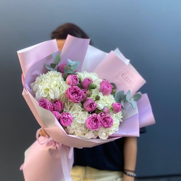 Букет белых гортензий и пионовидных роз  в Грозные