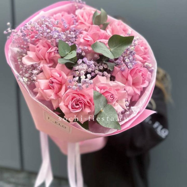 Розовые французские розы с гипсофилой в Грозные