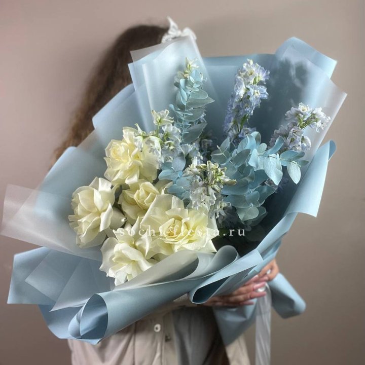 Букет из белых французских роз и дельфиниума в Грозные