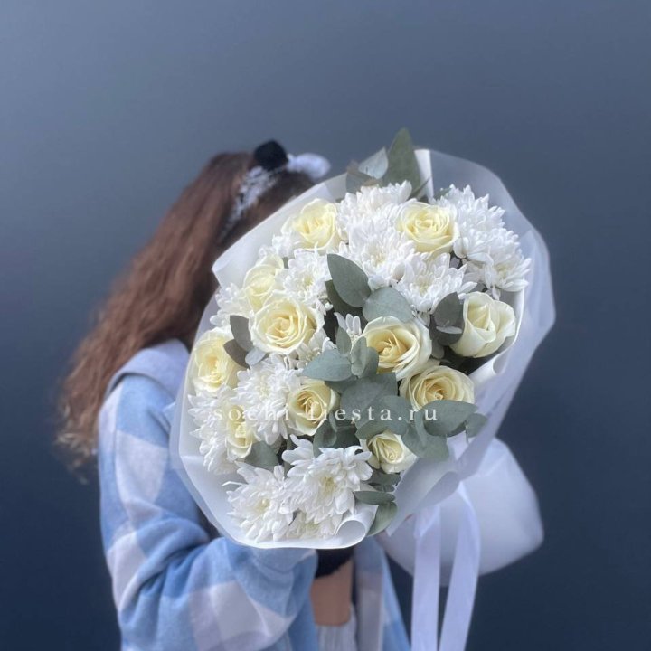  Букет белых роз с хризантемой  в Грозные