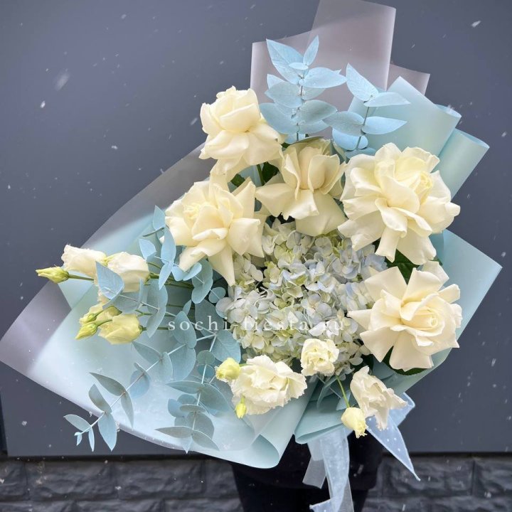 Букет с гортензией и белыми французскими розами в Грозные