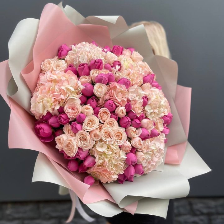 Букет кустовые розы и гортензия в Грозные