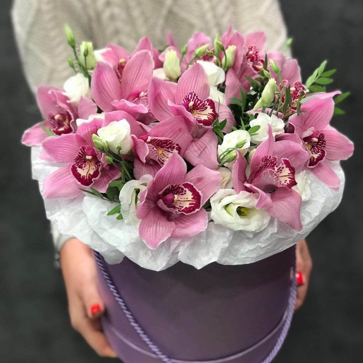 Орхидея и эустома в шляпной коробке в Грозные