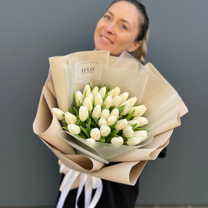 35 белых тюльпанов в Грозные