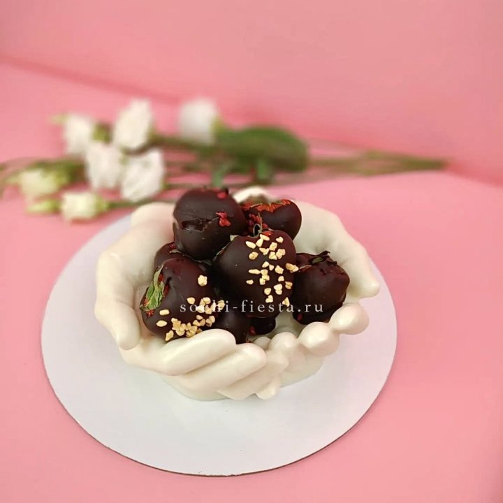 Клубника в шоколаде на шоколадных ладонях  в Грозные