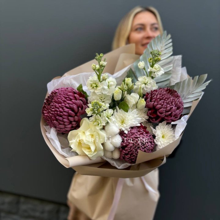 Хризантемы с маттиолой розами эустомой Чика в Грозные