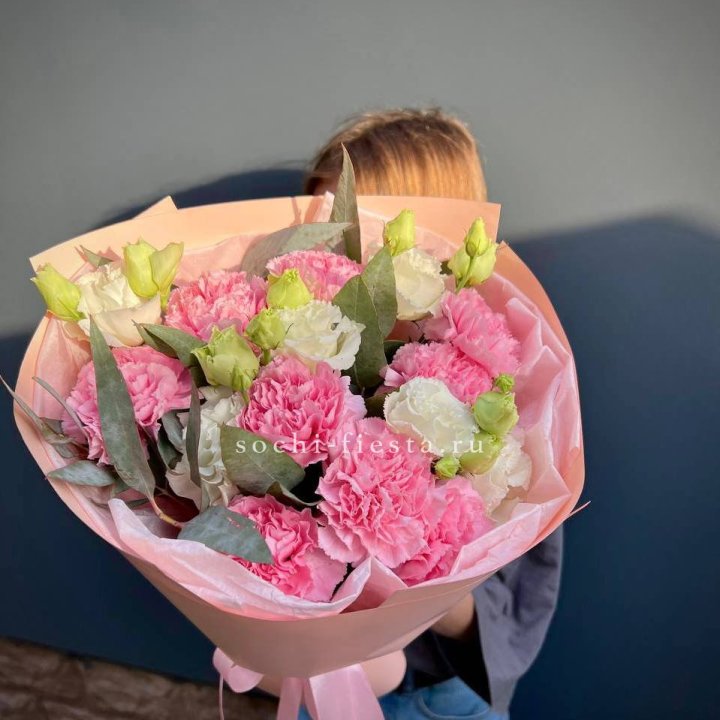 Букет гвоздик и  эустом "Сири" в Грозные