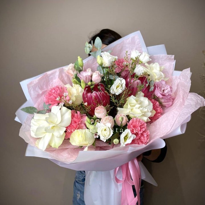 Букет с протеей, розами "Элеонора" в Грозные