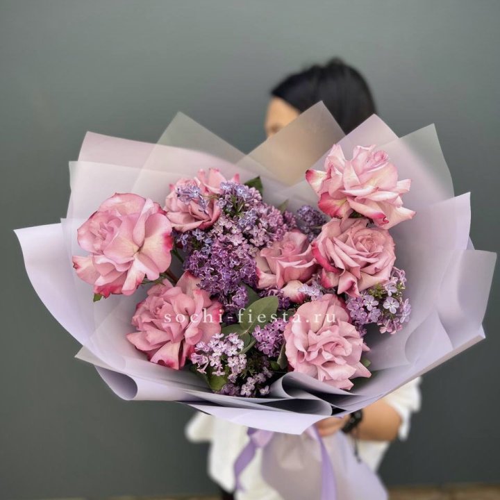 Букет из розовых роз и сирени в Грозные