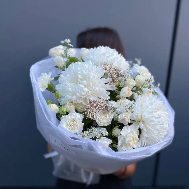 Букет хризантем и роз вайт шотс в Грозные