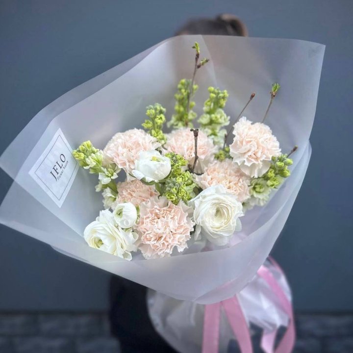 Букет маттиолы и ранункулюсов  в Грозные