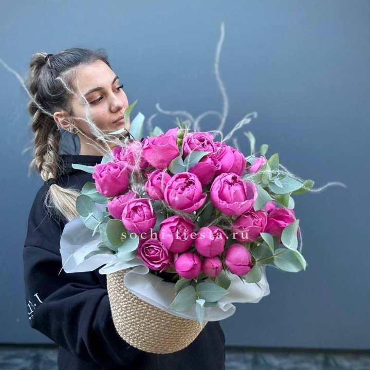 Пионовидные розы  в джутовом кашпо  в Грозные