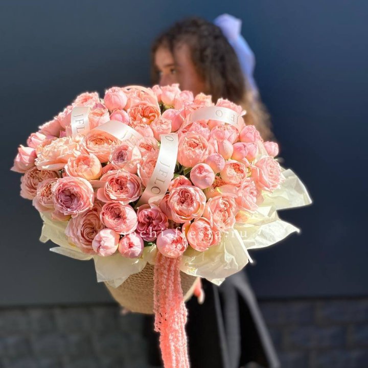 Кустовые розы Джульетта в джутовом кашпо в Грозные