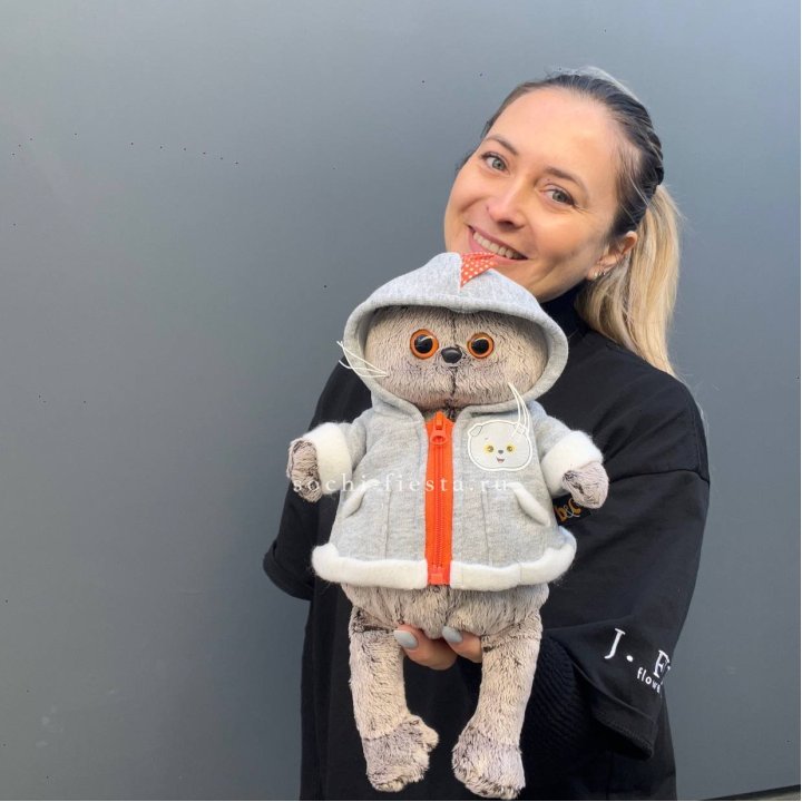 Кот Басик в толстовке в Грозные