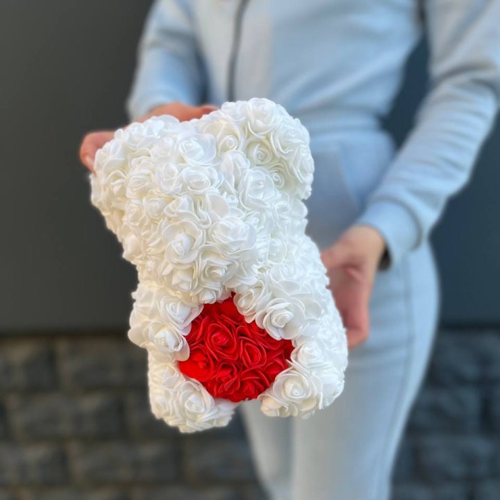 Медведь с красным седцем в Грозные