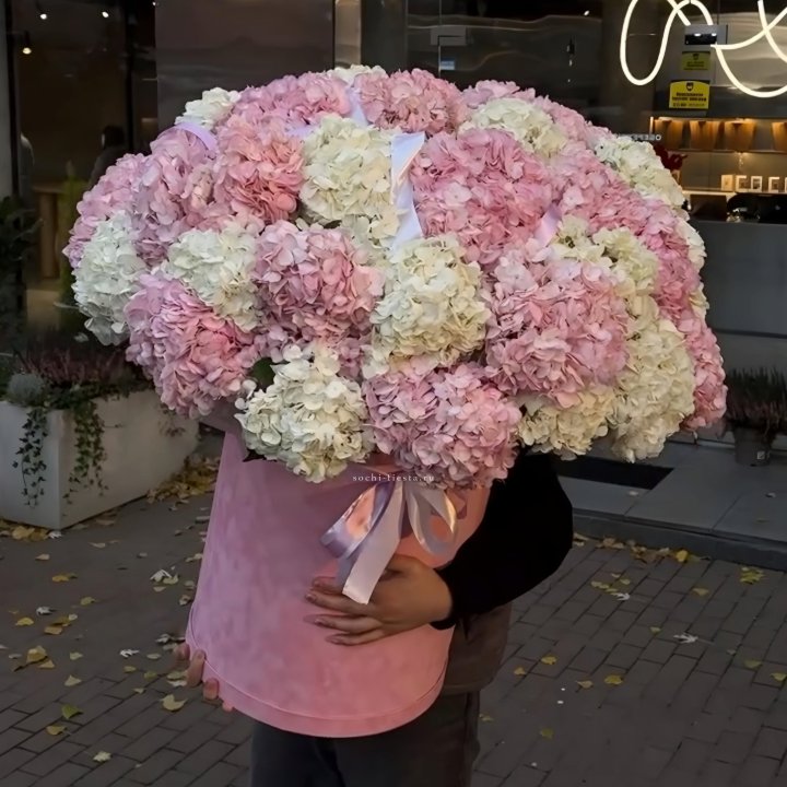Дизайнерский цилиндр с гортензиями  в Грозные