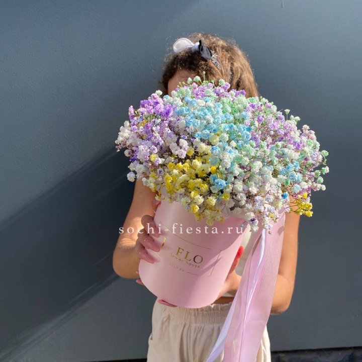 Радужные гипсофилы в шляпной коробке в Грозные
