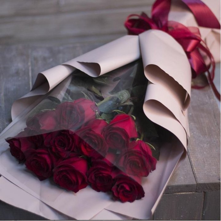 11 голландских роз в оформлении в Грозные
