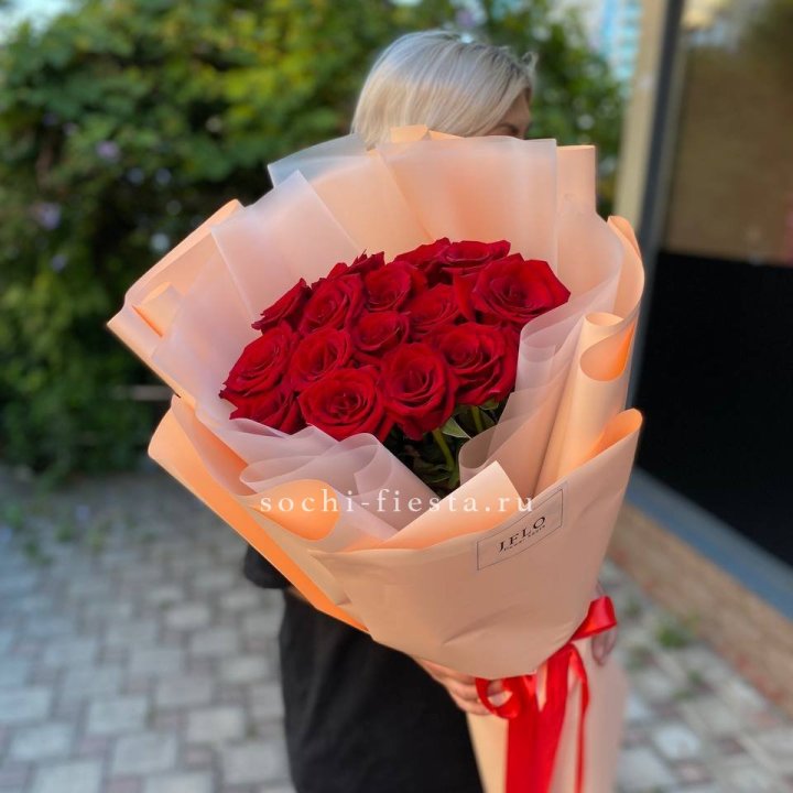 15 голландских роз в оформлении в Грозные