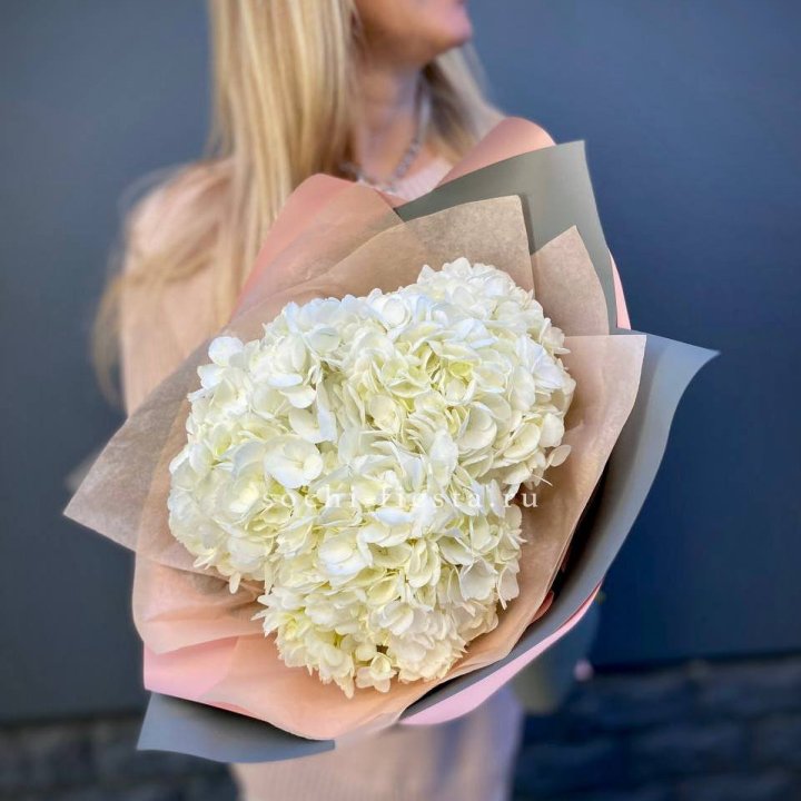 Букет из трёх белых гортензий в Грозные