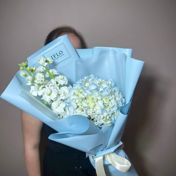 Гортензия голубая с маттиолой в Грозные