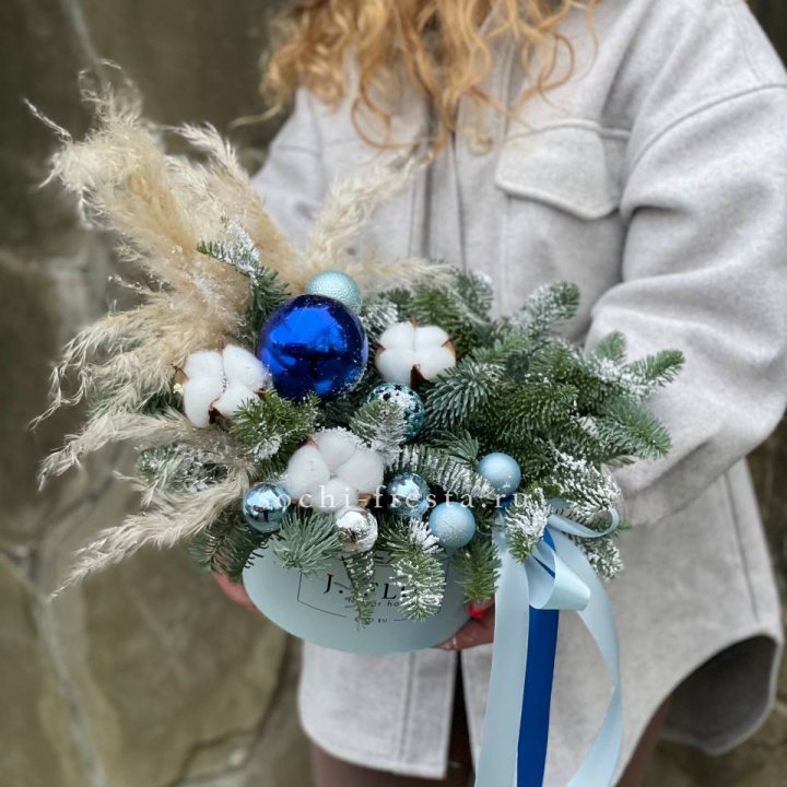 Новогодняя композиция в коробке блю в Грозные