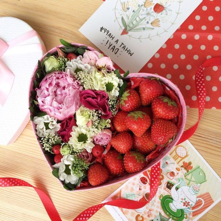 Бокс с клубникой и цветами в Грозные