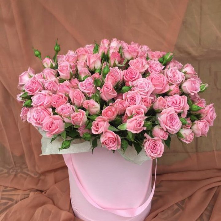 Кустовые розы в коробке в Грозные