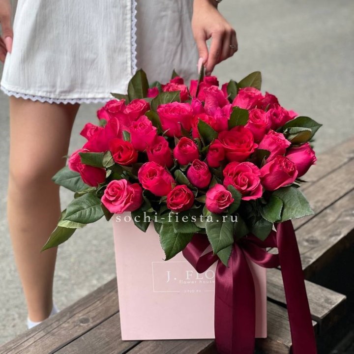 55 алых роз в кубе в Грозные