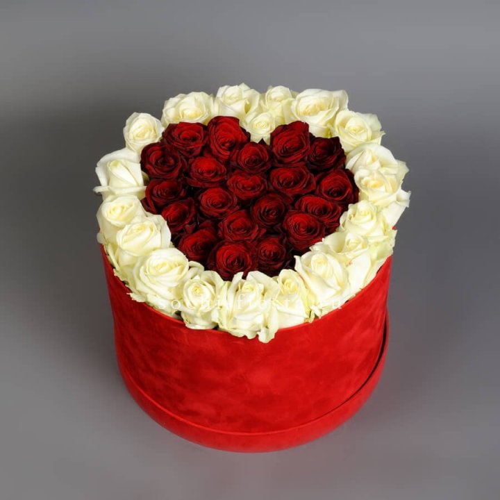 39 красных и белых роз в цилиндре в Грозные