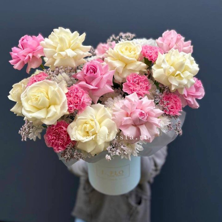 Коробка французских роз и диантусов "Бони" в Грозные