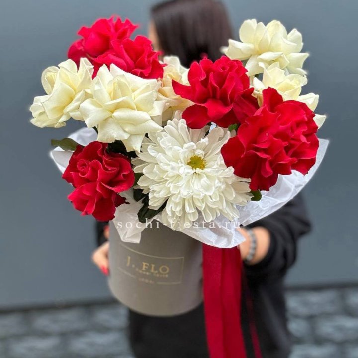 Французские розы с хризантемой в боксе в Грозные