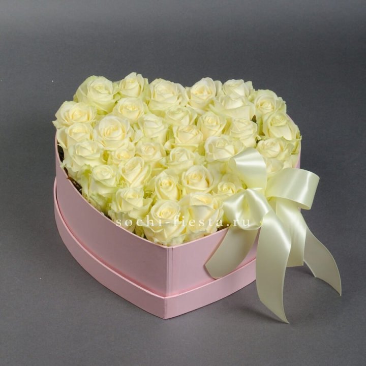 35 белых роз в коробке "Сердце" в Грозные