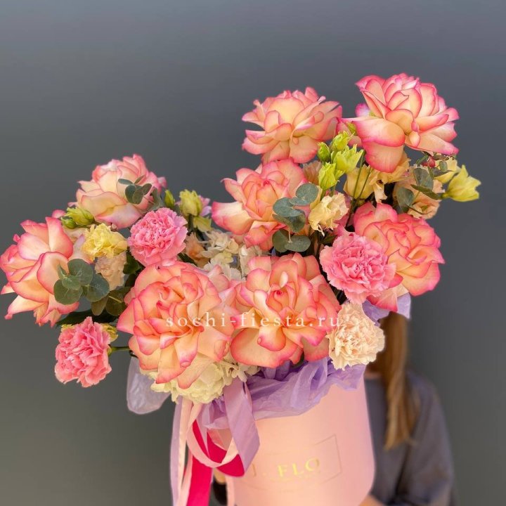 Бокс нежный с розами в Грозные