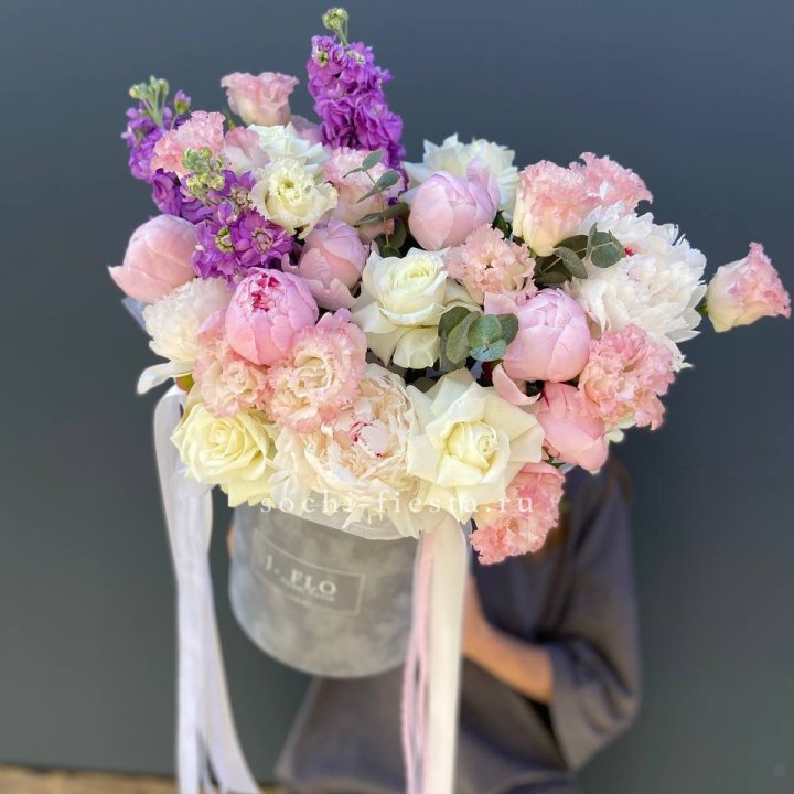 Дизайнерский цилиндр с пионами "Ривьера" в Грозные