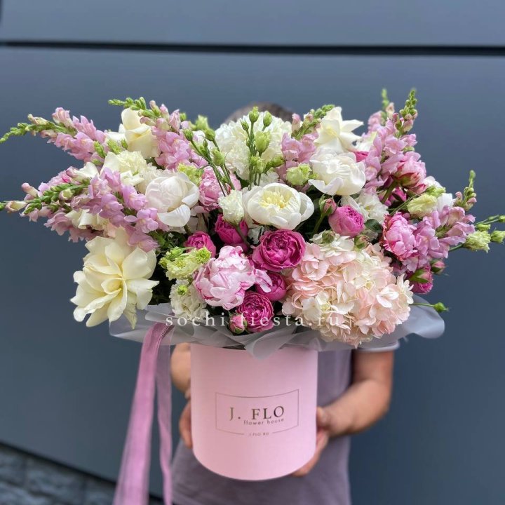 Дизайнерский цилиндр с пионами "Саманта" в Грозные