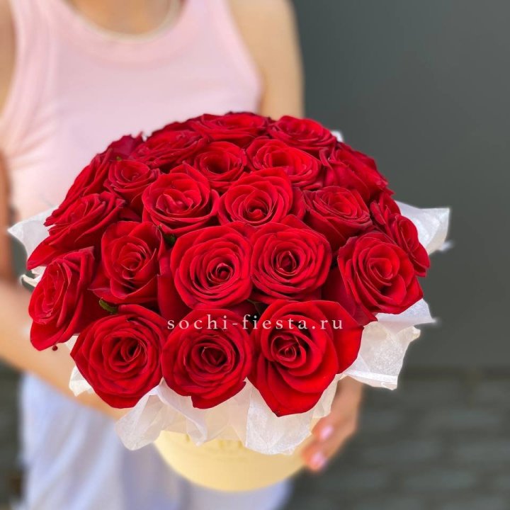 Красные розы в цилиндре в Грозные