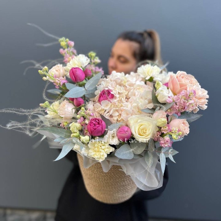 Цветочная композиция в джутовом боксе  в Грозные